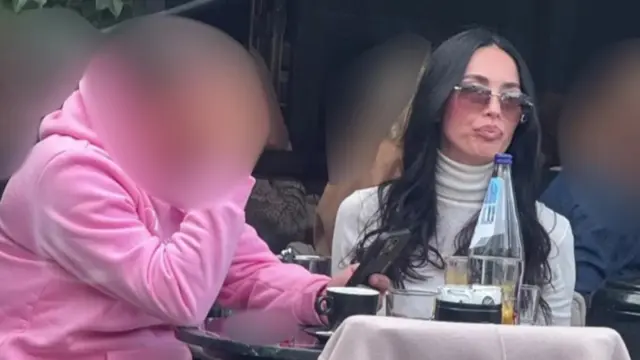 Βόμβα στη showbiz! Μία εβδομάδα μετά την αποκάλυψη του χωρισμού εμφανίστηκε με καλλονή στα νότια προάστια